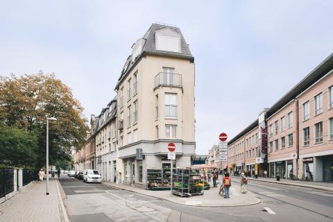 Praxis für Allgemeinmedizin, Blick in die Loschwitzer Straße, auf der sich die Praxis befindet, sowie auf den Haltestellenbereich Schillerplatz Dresden.