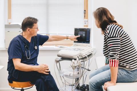 Praxis für Chirurgie / Gefäßchirurgie, Patientengespräch im Behandlungsraum der Praxis.