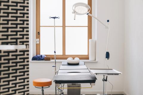 Praxis für Chirurgie / Gefäßchirurgie, Blick in den OP-Raum.