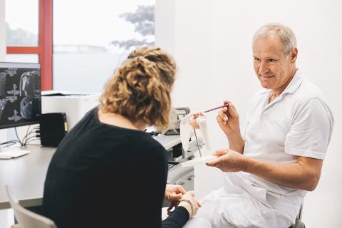 Praxis für Orthopädie, Standort Schlehenstraße, Patientengespräch