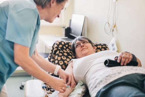 Praxis für Anästhesie und Schmerztherapie, Blick in den Behandlungsraum mit Patientin.