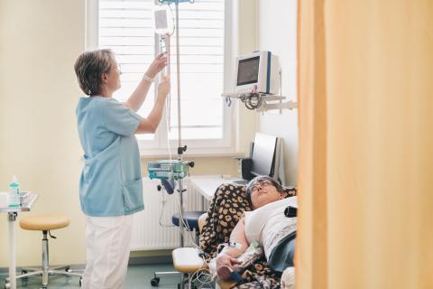 Praxis für Anästhesie und Schmerztherapie, Blick in den Behandlungsraum, Infusion zur Schmerzbehandlung.