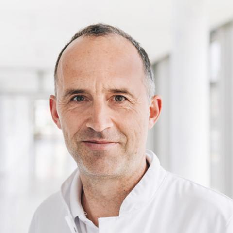 Dr. med. Albrecht Hartmann, Oberarzt der Klinik für Orthopädie am St. Joseph-Stift.