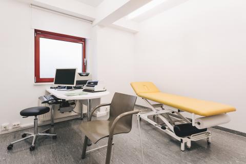 Blick in einen Praxisraum im MVZ Forum Gesundheit Dresden auf der Schlehenstraße.