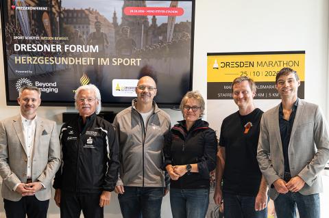 Pressetermin Oktober 2026 anlässlich des diesjährigen Dresden-Marathons, im Bild von links nach rechts: Marcus Schmidt, Claus Lippmann, Prof. Dr. med. Ph. D. Frank R. Heinzel, Dr. med. Aniko Saß, Dr. med. Günther Kolschmann, Jan Riedel.